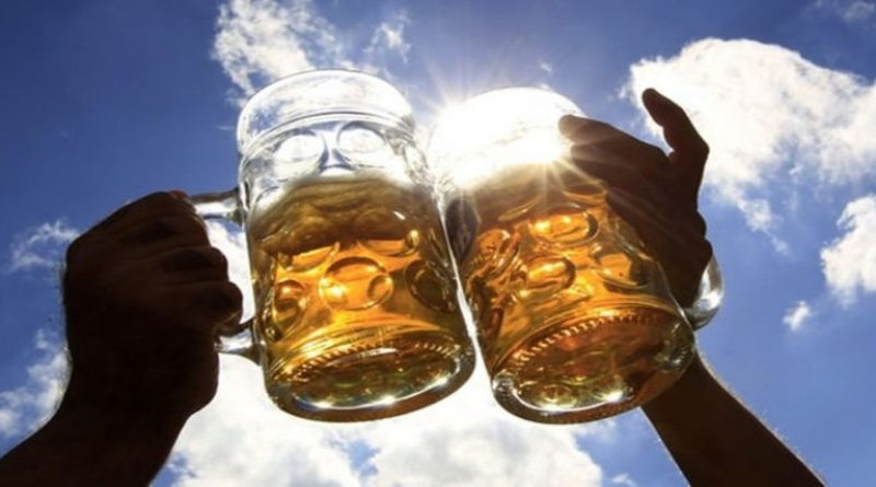Conozcas los riesgos de beber cerveza cuando hace calor