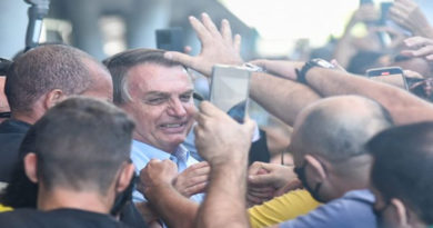"¡Genocida!" Bolsonaro es increpado por un grupo de pasajeros de un avión en el aeropuerto de Vitoria