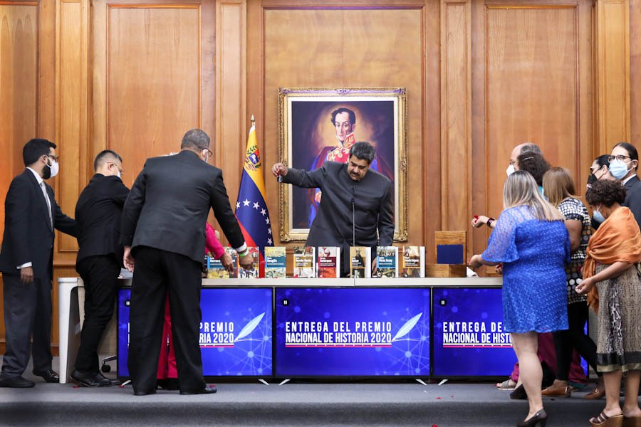 Jefe de Estado bautiza los primeros 12 de 200 libros impresos de la Colección Bicentenaria para celebrar victoria antiimperialista de Carabobo