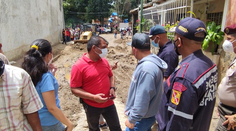Jefe de gobierno del Distrito capital Nahúm Fernández: Estamos dando atención inmediata a familias afectadas en la parroquia Macarao