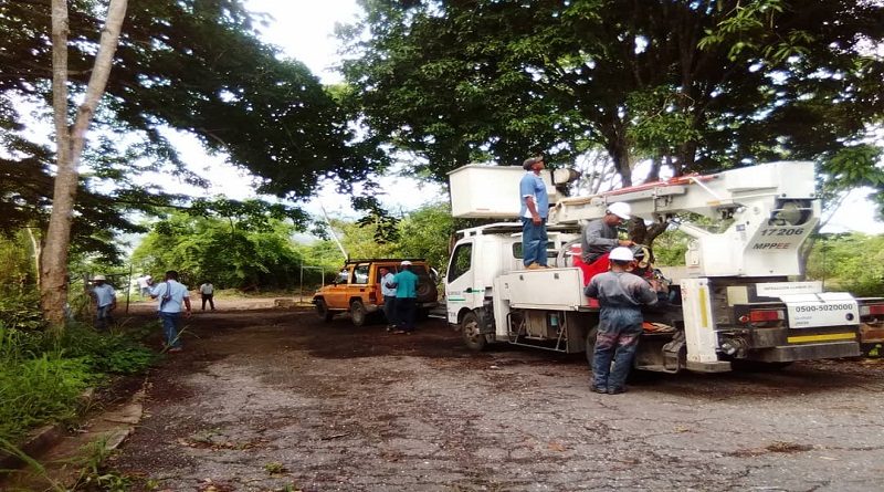Corpoelec efectúa mantenimiento correctivo en red eléctrica de parroquia Paracotos en Miranda