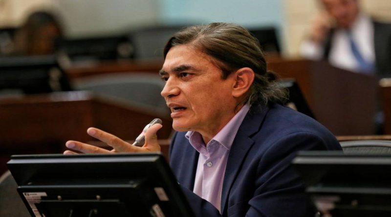 Senador denuncia persecución por defender a jóvenes en Colombia