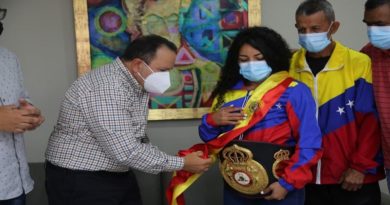 Gobernador de Aragua recibe a la campeona mundial de boxeo peso mosca AMB Eva “La Ley” Guzmán