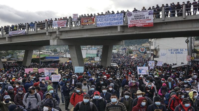 Cientos de personas bloquean carreteras para pedir la renuncia del Presidente de Guatemala