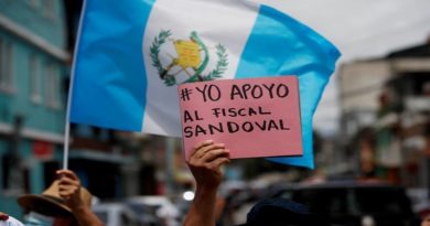 Guatemaltecos exigen la renuncia del presidente Giammattei tras la destitución del fiscal anticorrupción