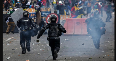 Policía colombiana reprime con violencia las protestas ciudadanas en el Día de la Independencia