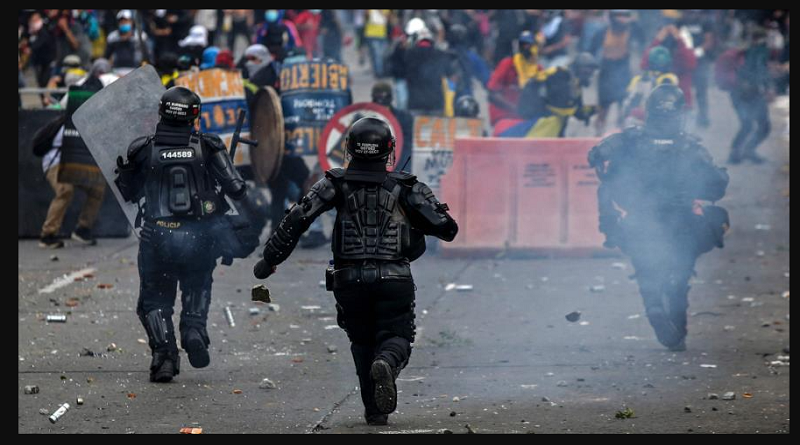 Policía colombiana reprime con violencia las protestas ciudadanas en el Día de la Independencia