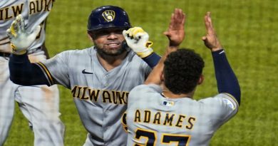 Manny Piña la sacó del parque por partida doble en victoria de Cerveceros 12-0 ante Piratas