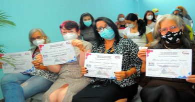 Gobierno Bolivariano entrega reconocimientos a personal del Centro Quirúrgico Carabobo 200 en su aniversario número 43