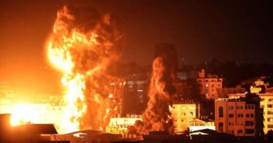 Humo se eleva por ataques de Israel contra Gaza, 17 de mayo de 2021.