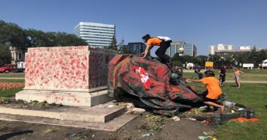 Estatua de la reina Victoria tras su derribo durante una manifestación frente a la sede legislativa provincial de Manitoba, en Winnipeg, Canadá, el 1 de julio de 2021.