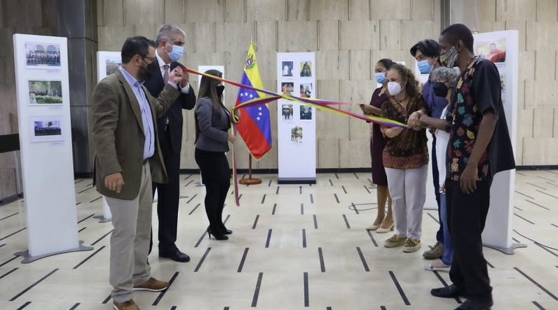 Cancillería de Venezuela inaugura exposición fotográfica "Vida y Obra del Comandante Hugo Chávez"