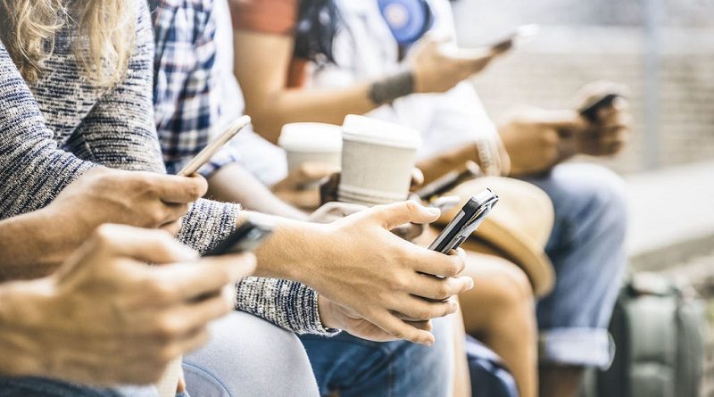 ¿Revisas el celular antes de dormir? No es muy buena idea para tu salud