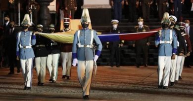 Izan el tricolor nacional en el Panteón Nacional en honor al Libertador Simón Bolívar