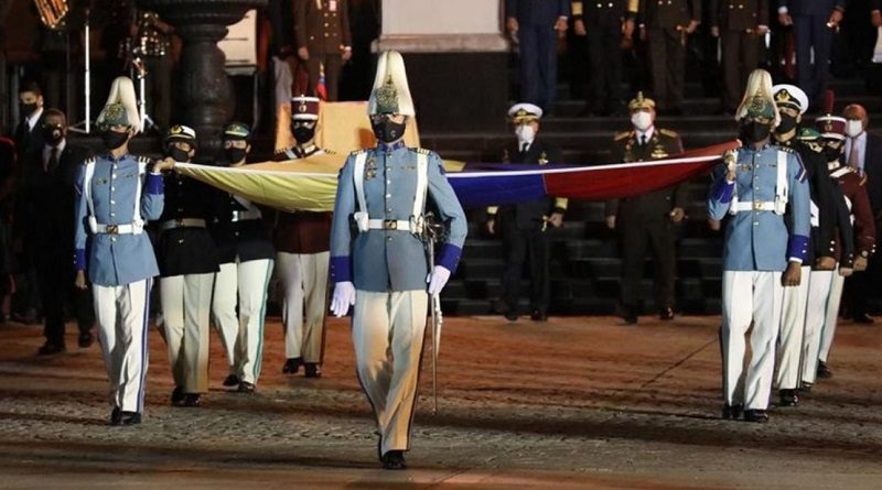 Izan el tricolor nacional en el Panteón Nacional en honor al Libertador Simón Bolívar
