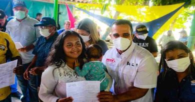 Entregan 215 licencias de Actividad Económica a prestadores de servicios playeros en La Guaira