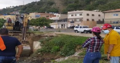Realizan mantenimiento preventivo en drenajes de parroquia La Guaira