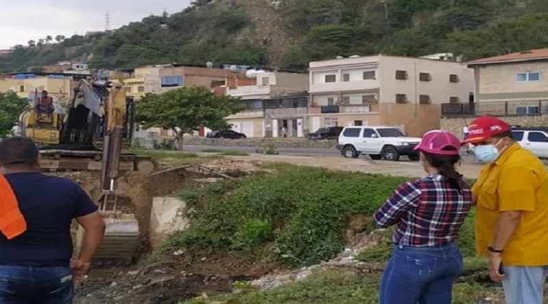 Realizan mantenimiento preventivo en drenajes de parroquia La Guaira