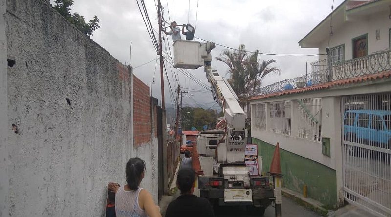 Plan de Iluminación sustituyen lámparas de vapor por tecnología LED en comunidad de Los Teques en Miranda