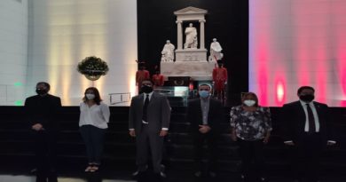 Centro de Estudios Simón Bolívar realizan ofrenda floral ante El Libertador para celebrar el Bicentenario de la batalla de Carabobo