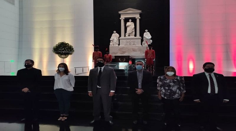 Centro de Estudios Simón Bolívar realizan ofrenda floral ante El Libertador para celebrar el Bicentenario de la batalla de Carabobo