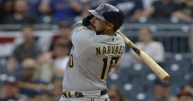 Omar Narváez conectó jonrón y empujó cuatro en victoria de Cerveceros 9-0 ante Piratas