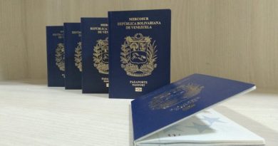 Entregan pasaportes a ciudadanos venezolanos residentes en Bolivia