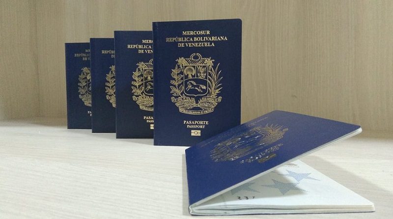 Entregan pasaportes a ciudadanos venezolanos residentes en Bolivia