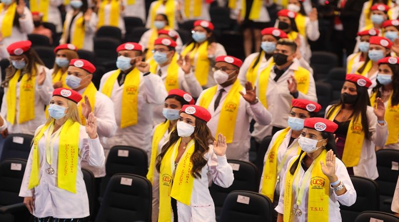 Presidente Maduro propone graduar 5 mil profesionales de la salud anualmente