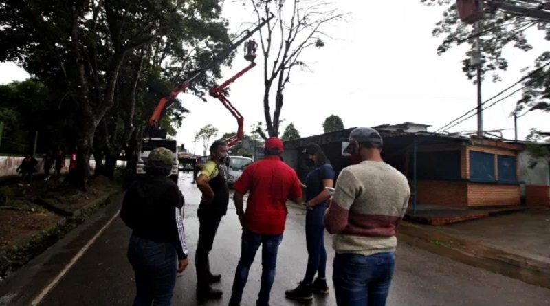 Sustituyen tendido eléctrico averiado por lluvias en sector El Ambiente de Maturín