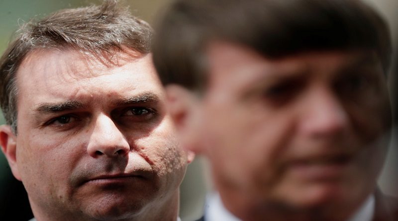 El senador Flávio Bolsonaro en una imagen tomada detrás de su padre, el presidente Jair Bolsonaro, 27 de enero de 2021 (Ueslei Marcelino / Reuters)