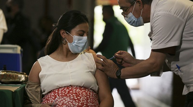 Recomiendan a embarazadas vacunarse contra la COVID- 19 en el segundo trimestre gestación