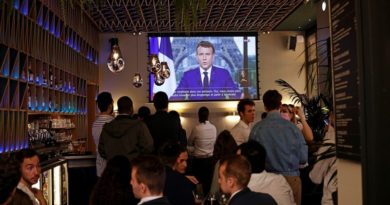 Francia impone vacunación obligatoria para personal de salud y pasaporte sanitario en restaurantes