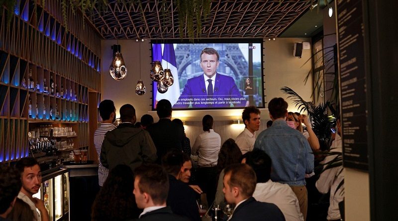 Francia impone vacunación obligatoria para personal de salud y pasaporte sanitario en restaurantes