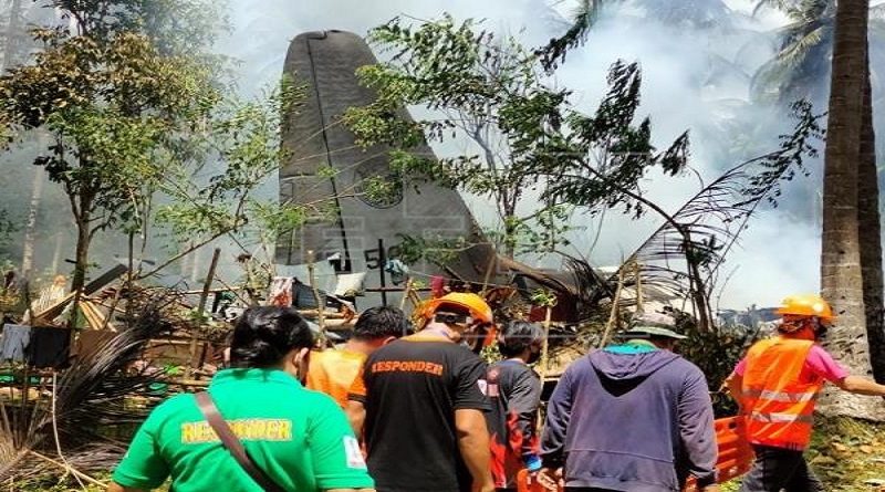 Al menos 17 muertos y 40 rescatados tras accidente de avión militar filipino