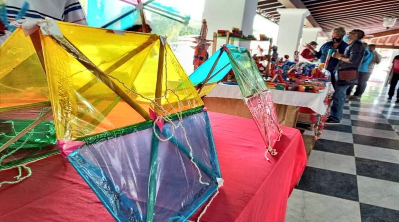 Feria del Juguete Artesanal en Caracas honra labor del maestro juguetero Mario Calderon