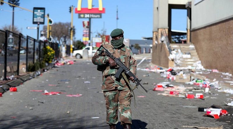 Un miembro de las patrullas militares de Sudáfrica camina por una calle de Soweto, al suroeste de Johannesburgo.13 de julio de 2021. (Foto: Siphiwe Sibeko / Reuters)