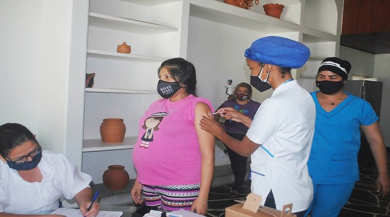 Gobierno Bolivariano vacuna más de 100 gestantes contra la COVID-19 en La Guaira