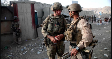 Un soldado británico (izda.) y un soldado de EE.UU. en el aeropuerto de Kabul, Afganistán, 22 de agosto de 2021. (Foto: AFP)