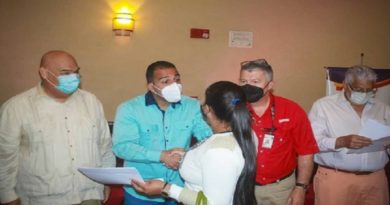 Entregan 56 licencias de actividades económicas a emprendedores de Vargas