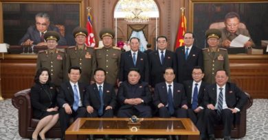 El Líder norcoreano, Kim Jong-un (centro en la 1ª fila) y los miembros de su gabinete, Pyongyang (capital), 12 de abril de 2019. (Foto: AFP)