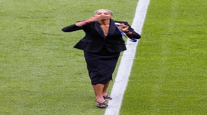 La campeona olímpica Yulimar Rojas hizo el saque de honor en el Camp Nou
