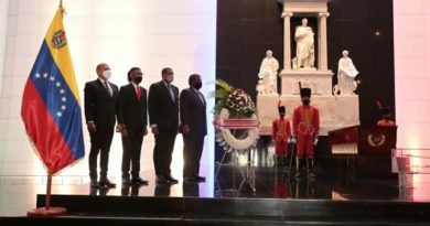 Con ofrenda floral rinden honores al Libertador a 59 años del Día de la Independencia de Trinidad y Tobago