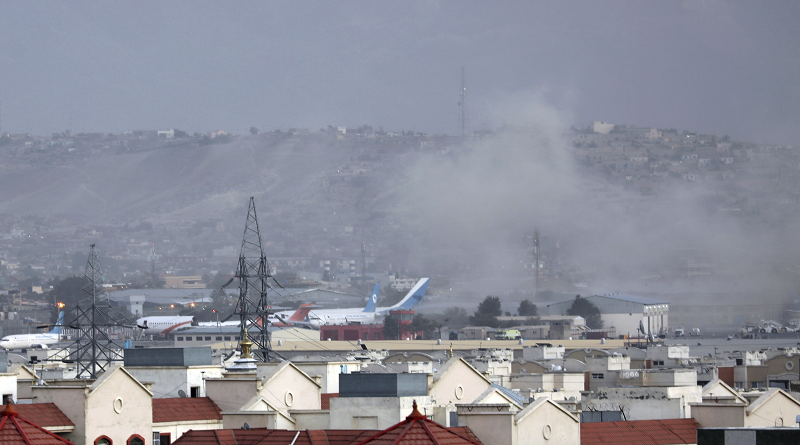 Se registra una explosión en el aeropuerto de Kabul, reportan varios heridos