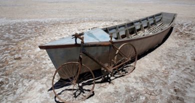 Un bote y una bicicleta en el lago Poopo seco, Oruro (Bolivia), el 16 de diciembre de 2017. (David Mercado / Reuters)