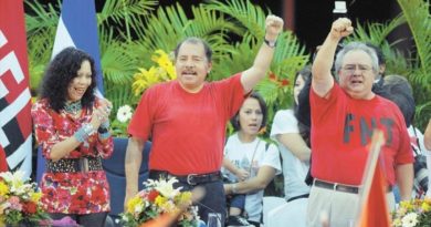 El presidente del Parlamento de Nicaragua, Gustavo Porras (dcha.) y el mandatario del país, Daniel Ortega (centro).