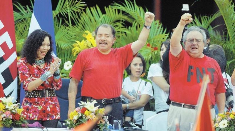 El presidente del Parlamento de Nicaragua, Gustavo Porras (dcha.) y el mandatario del país, Daniel Ortega (centro).