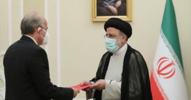 El presidente iraní, Seyed Ebrahim Raisi, (dcha.) en una reunión con el vicepresidente Sectorial de Planificación de Venezuela, Ricardo Menéndez, Teherán, 4 de agosto de 2021. (Foto: president.ir)