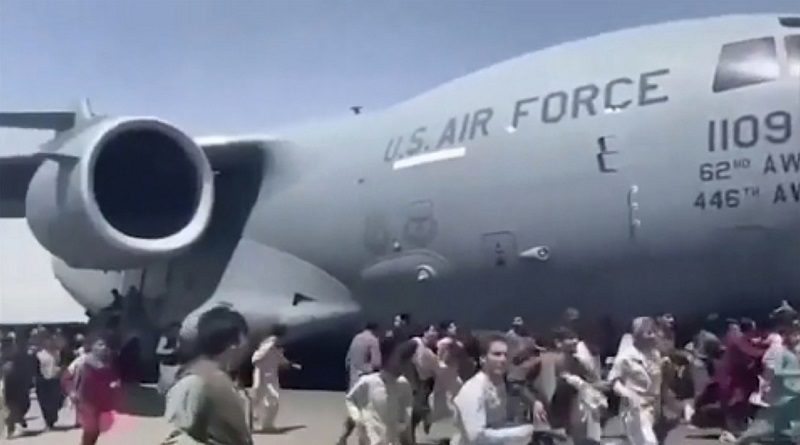 Personas corren junto a un avión C-17 de la Fuerza Aérea de EE.UU. en el aeropuerto de Kabul, Afganistán. (Foto AP)