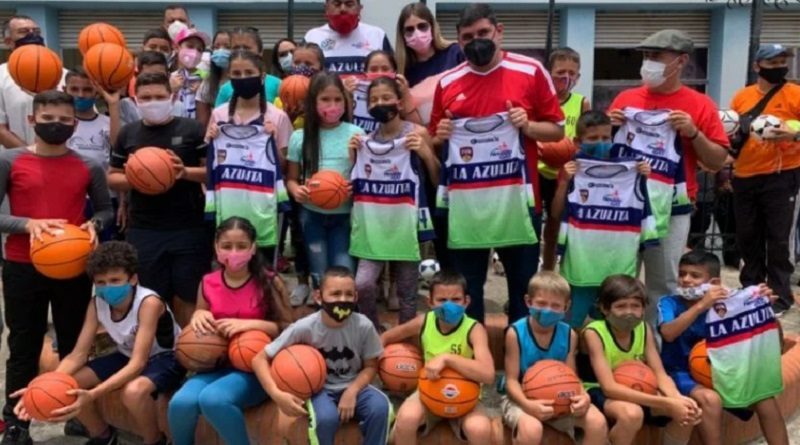 La dotación se realizó en las instalaciones deportivas de la Unidad Educativa Rafael María Torres (Foto CorpoMérida)